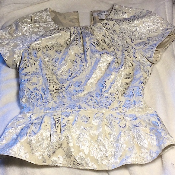 Forever 21 Tops - ⭐️ Forever21 Cream Metallic Silver Floral Print Short Short sleeve Blouse